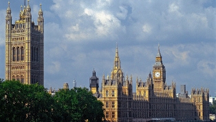 100 mindən çox insan Britaniya parlamentinin işinin dayandırılmasına qarşı petisiya imzaladı