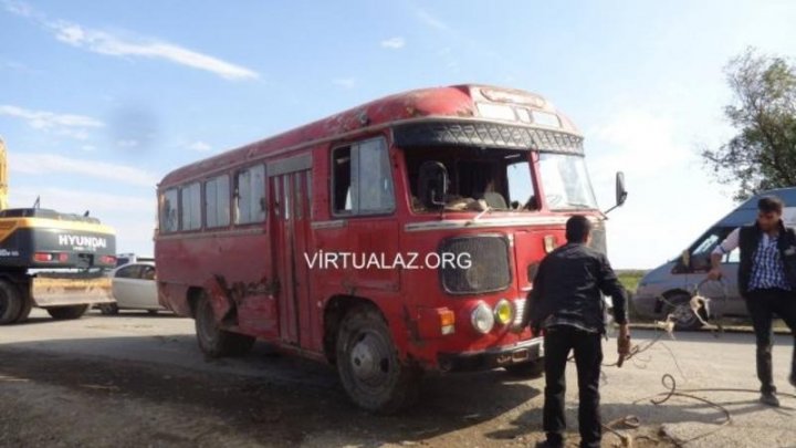 Azərbaycanda fəhlələri daşıyan avtobus aşdı - FOTO