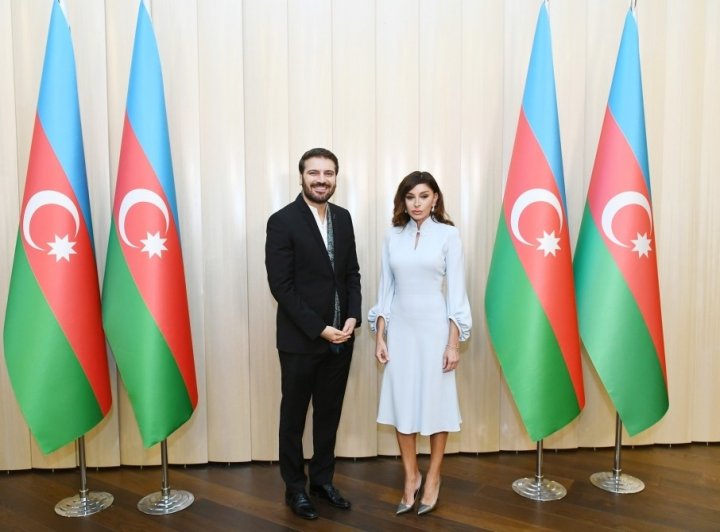 Mehriban Əliyeva Sami Yusufa Azərbaycan Prezidentinin fəxri diplomunu təqdim eti - FOTOLAR