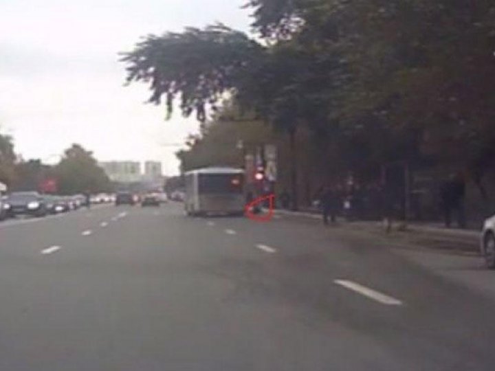 Bakıda qırmızı işıqda keçən avtobusdan sərnişin yıxıldı: "Sürücü tapılacaq" - VİDEO