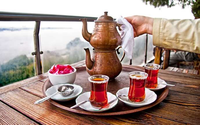 Yeməkdən sonra isti çay içənlərə PİS XƏBƏR – Bu xəstəliyi yaradır