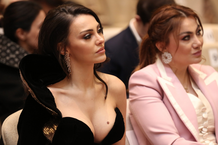 Türkiyəli aktrisanın Bakı qalasındakı sinəsi dekoltesi diqqət çəkdi – Fotolar
