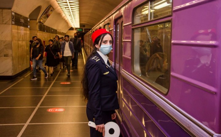Metroda qatarın hərəkəti ləngiyib