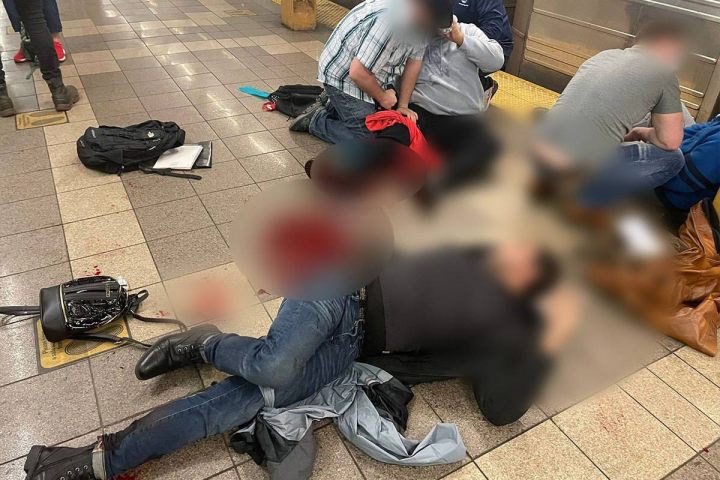 Nyu-York metrostansiyasında insanlara silahlı hücum edilib: 13 yaralı - VİDEO