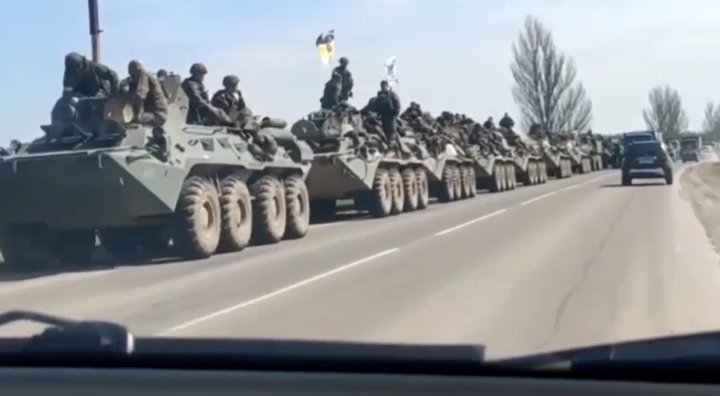 Rusiyanın böyük hərbi karvanı Donbasa doğru hərəkət edir - VİDEO