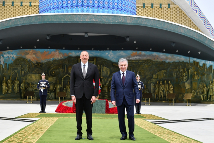 Prezident İlham Əliyev Daşkənddə Müstəqillik abidəsini ziyarət edib - FOTO - YENİLƏNİB