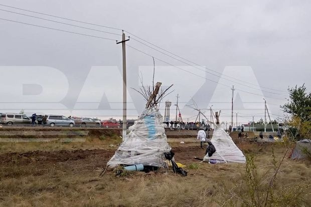 Rusiyalılar Qazaxıstanla sərhəddə çadırlar qururlar