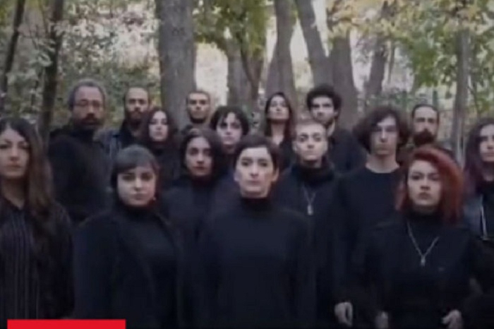 İranda teatr işçiləri hicabdan imtina etdilər
