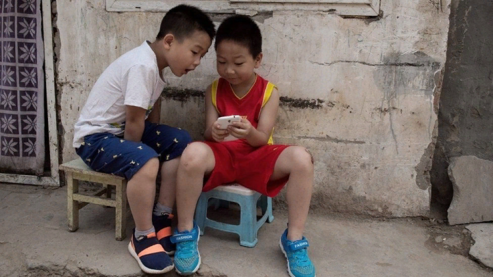 Çində uşaqlar üçün telefon məhdudiyyəti: Maksimum iki saat istifadə edilə bilər
