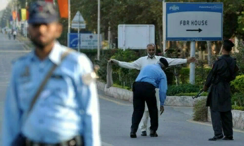 Soyğunçular İslamabadda polislərdən silah və sursat oğurlayırlar