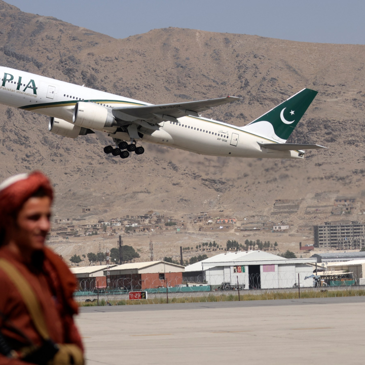 Pakistan üzərindən uçuşların sayı iki dəfə azalıb