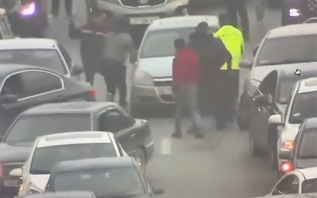 15-ə yaxın avtomobilə ziyan vuran sürücünün saxlanılma anı - VİDEO