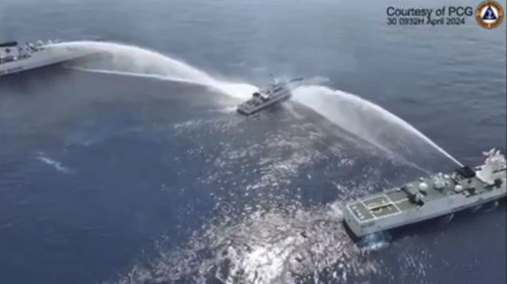 Çin Sahil Mühafizəsi mübahisəli Shoal yaxınlığında Filippin gəmilərinə yenidən su şırnaqlarından atəş açıb