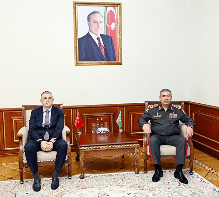 Müdafiə naziri “Baykar” şirkətinin baş direktoru ilə görüşüb