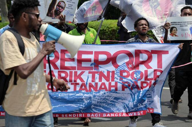 İndoneziyanın Papua əyalətində üsyançılar əsgər qiyafəsində 17 nəfəri öldürüb