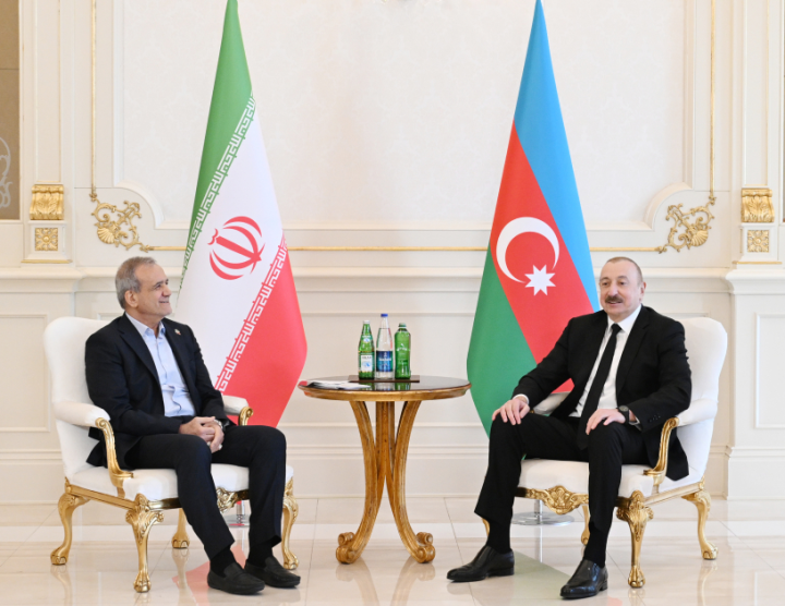 İlham Əliyevin Məsud Pezeşkian ilə məhdud tərkibdə görüşü olub