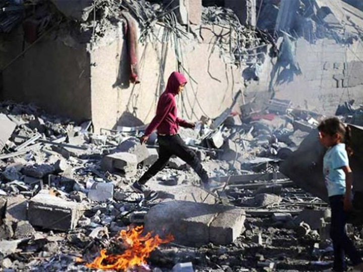 İsrailin hava hücumu nəticəsində yaralanan qəzzalı uşaq ölüb