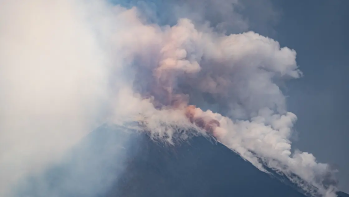İtaliyanın Etna dağından kütləvi kül və qaz leysanları püskürüb