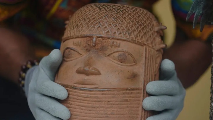 Hollandiya Benin Bürüncləri kimi tanınan talan edilmiş 119 artefaktı Nigeriyaya qaytarıb