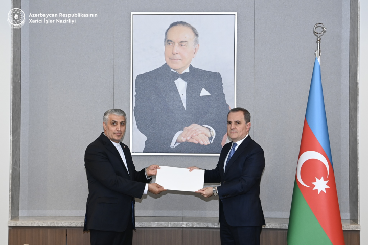 Ceyhun Bayramov İranın ölkəmizə təyin olunan yeni səfirini qəbul edib