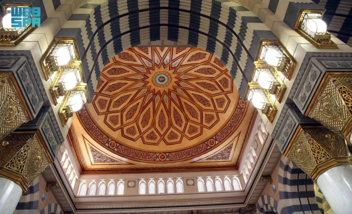 Peyğəmbər məscidinin günbəzləri əbədi islam sənəti nümunələri ilə bəzədilib