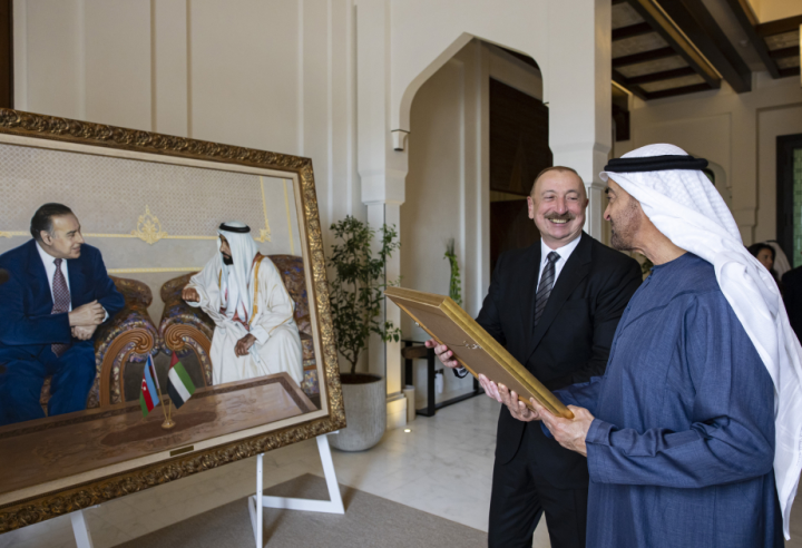 İlham Əliyev Şeyx Məhəmməd bin Zayed Al Nəhyana xatirə hədiyyəsi təqdim edib