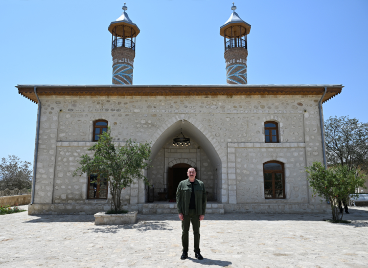 Prezident  Ağdamın Qiyaslı kəndindəki tarixi məscidin binasının bərpadan sonra açılışında iştirak edib