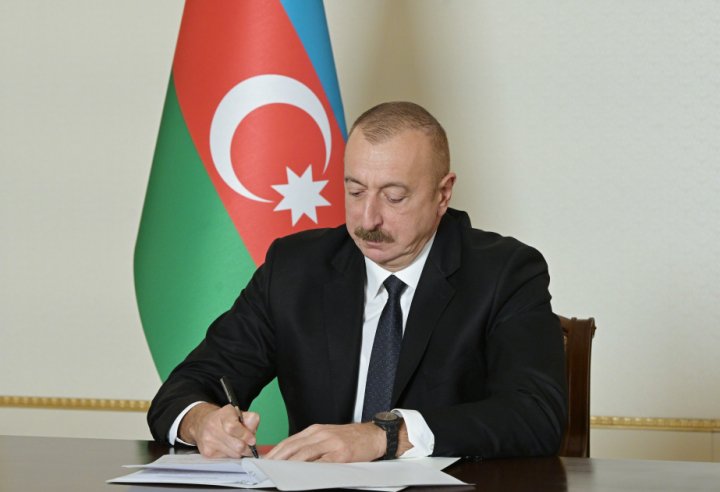 Prezident media nümayəndələrini təltif edib