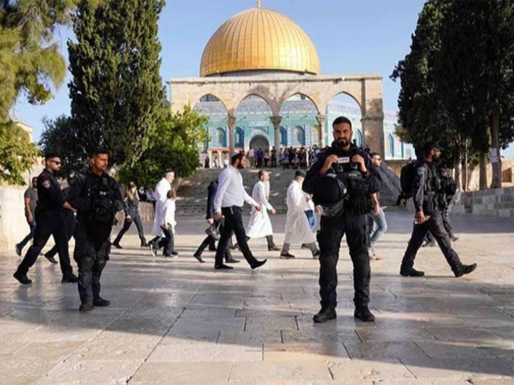 Yüzlərlə köçkün İsrail polisinin himayəsi altında Əl-Əqsa məscidinə basqın edib