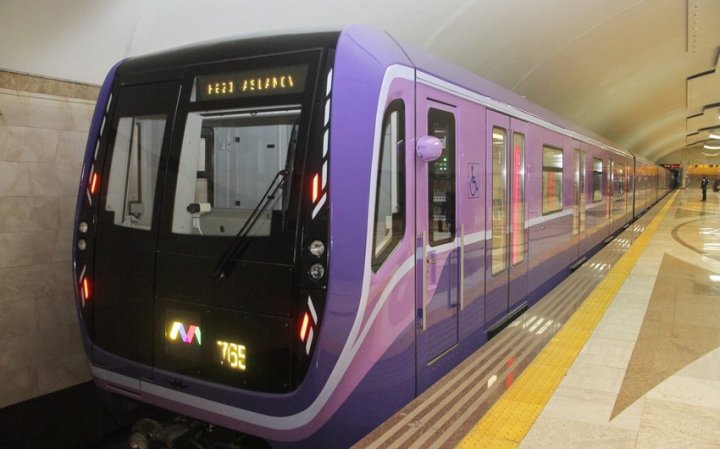 Metroda yeni doğulmuş körpə 25 il xüsusi sərnişin olacaq