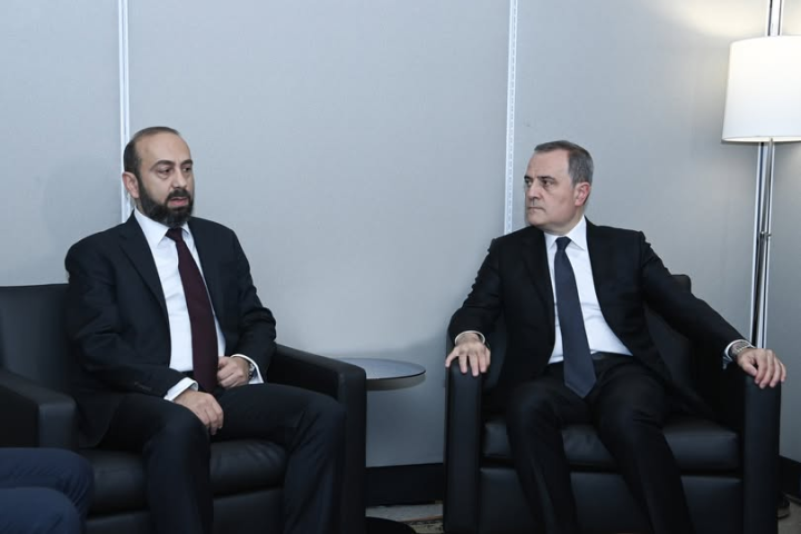 Ceyhun Bayramov ermənistanlı həmkarı ilə görüşüb