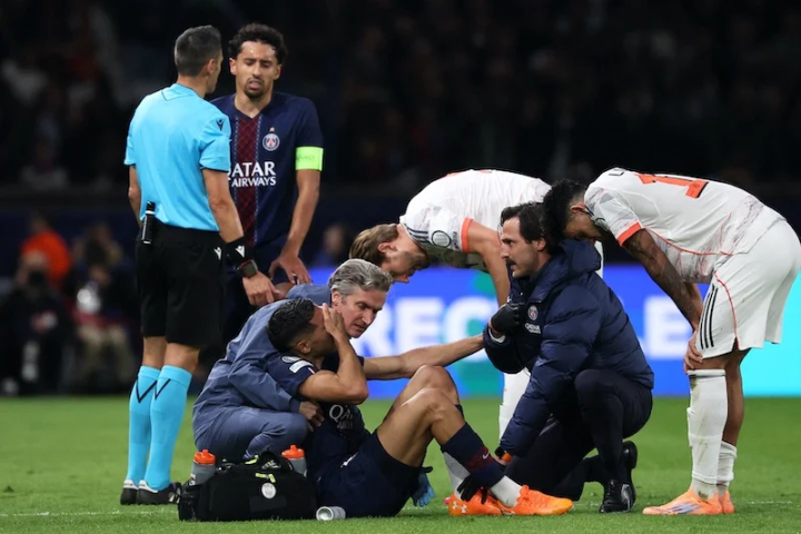 PSJ-nin oyunçusu Əşrəf Hakimi zədədən sonra Bayern oyununu göz yaşları içində tərk edib