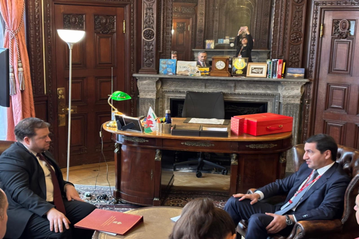 Hikmət Hacıyev Britaniyanın dövlət naziri ilə görüşüb