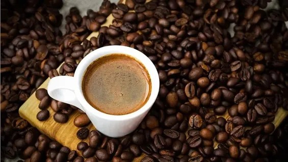 Tədqiqat: Gündə bir fincan qəhvə qulaqcıqların fibrillyasiyası riskini azaldır
