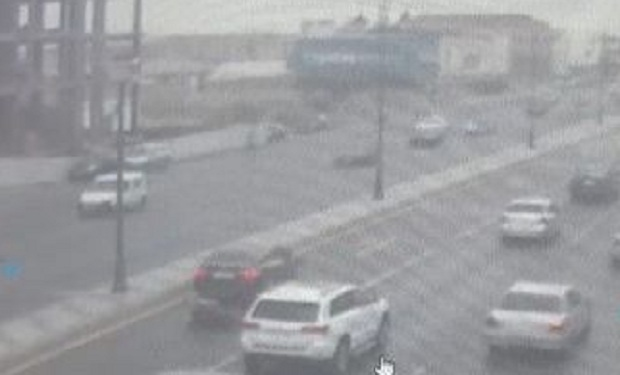 Maşınların arasından yolu keçən qadını avtomobil vurdu - VİDEO