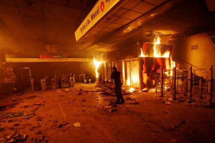 Çilidə iğtişaşlar zamanı supermarket yandırılıb, 3 nəfər ölüb