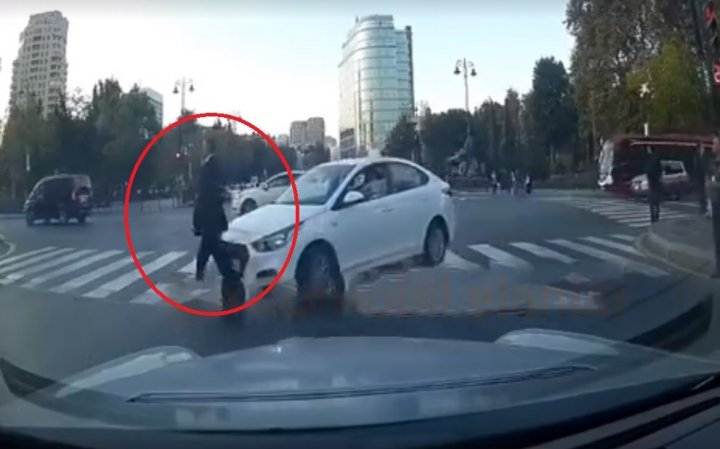 Bakıda hüquq müdafiəçisi Oktay Güləliyevin avtomobillə vurulduğu an - VİDEO