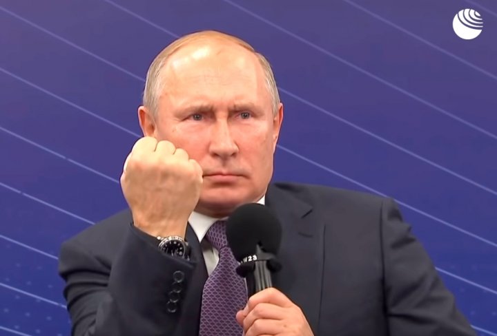 Putinin yumruq göstərməsinin səbəbi açıqlandı - VİDEO