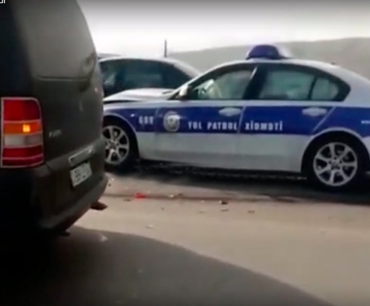 Bakı-Sumqayıt yolunda YPX avtomobili “Mercedes”ə çırpıldı - VİDEO