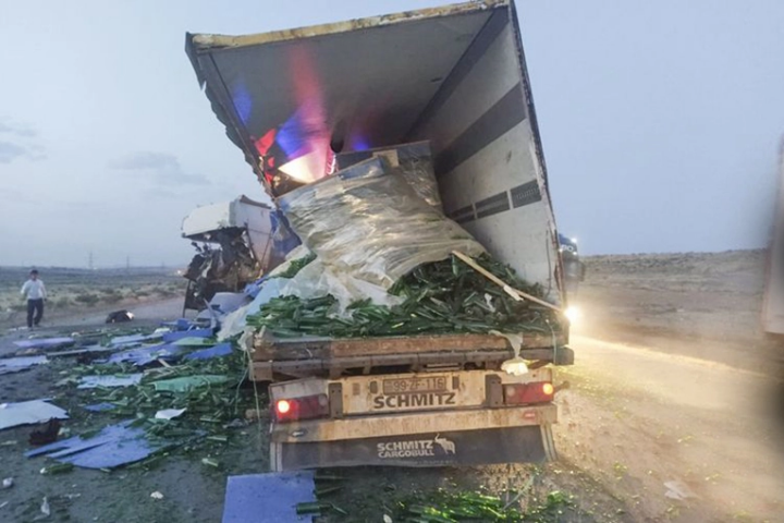 Sumqayıtda iki yük maşını toqquşdu - Sürücülər öldü - FOTO