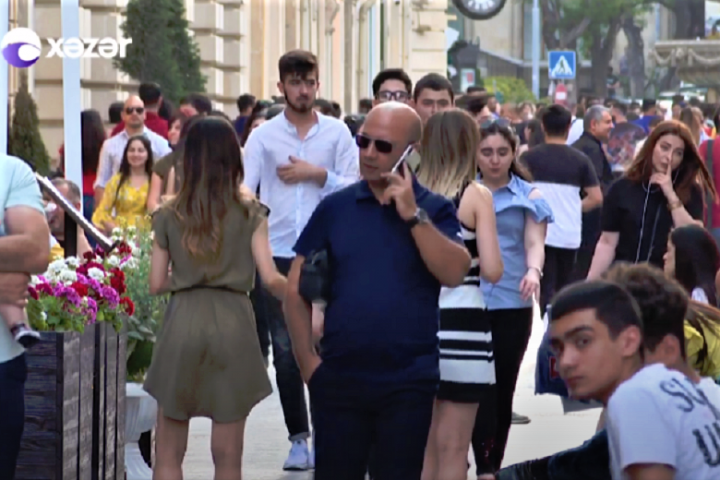 Karantin rejimindən sonra Bakıda insan izdihamı - VİDEO