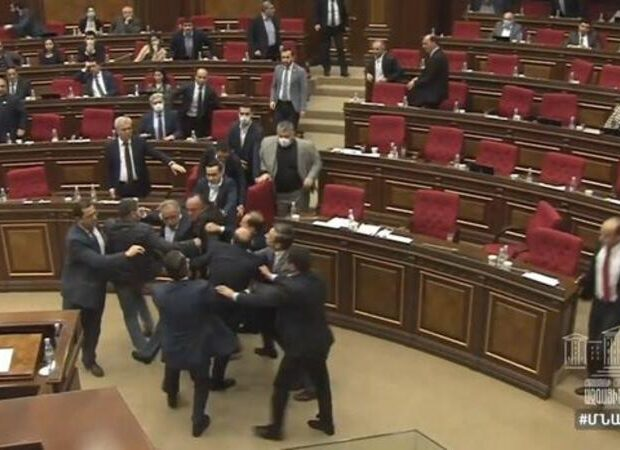 “Dayı” sözü Ermənistan parlamentini biri-birinə vurdu - VİDEO