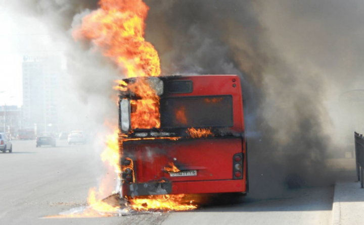 Bakıda sərnişin avtobusu yandı - VİDEO