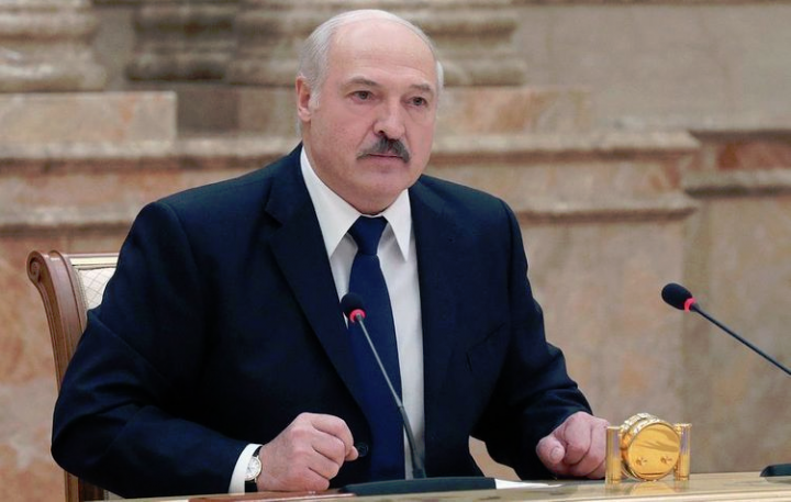 Lukaşenko meydan oxudu - Vertolyotdan əlində avtomatla düşdü