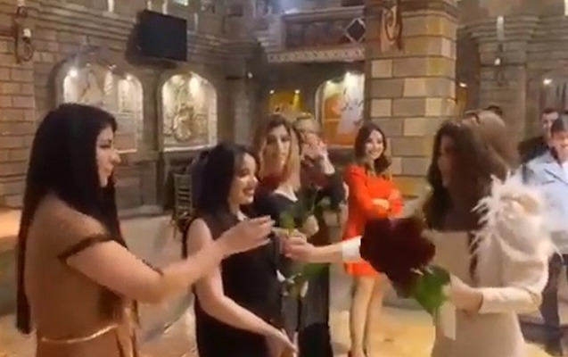 Bakıda şirkət əməkdaşları karantinin yumşaldılmasını qeyd etdi - Video