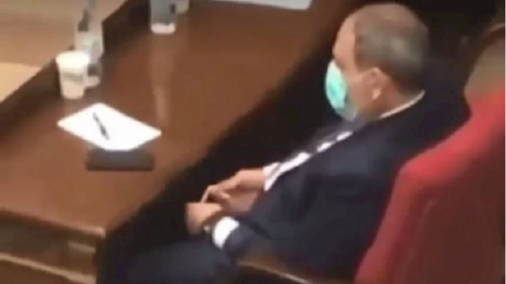 Paşinyan parlamentin iclasında təsbeh çevirdi (VİDEO)
