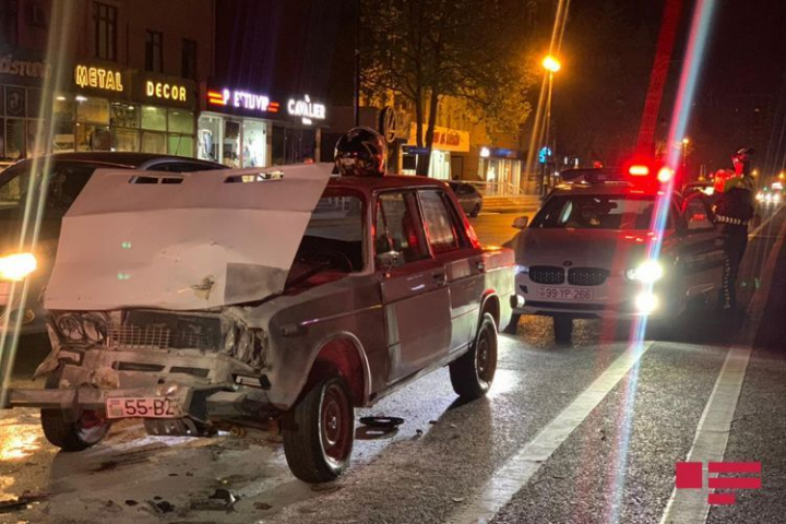 Bakıda qəzaya uğrayan avtomobil yanıb, sürücü döyüldü - FOTO