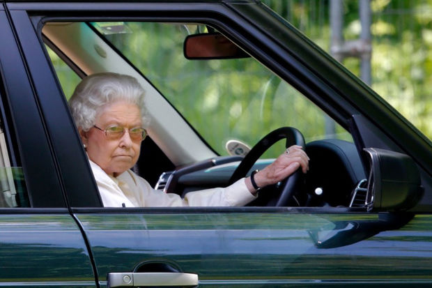 Kraliça II Elizabetin sürücülük vəsiqəsi hərracda satılacaq