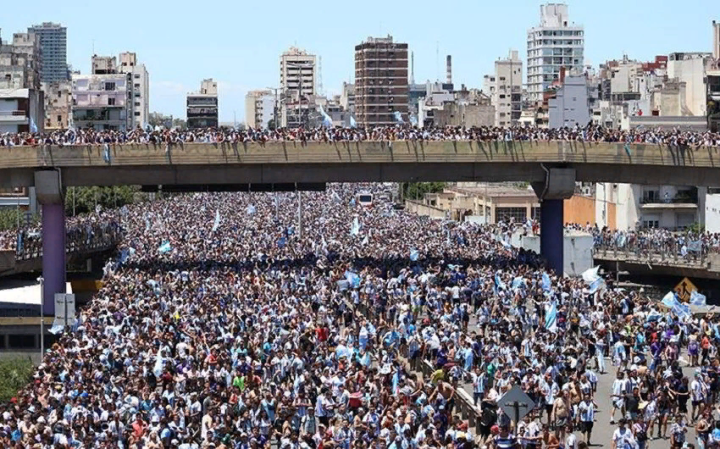 Argentina millisinin çempionat paradında 30-dan çox insan xəsarət alıb