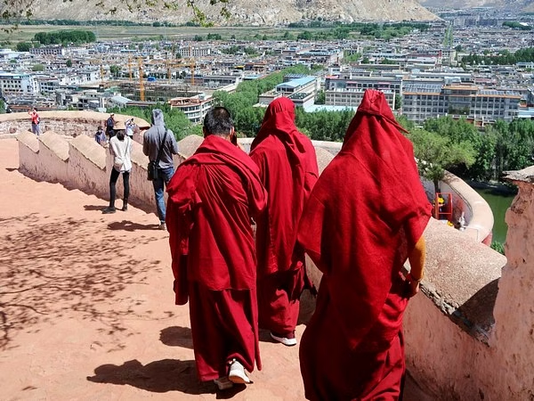 Tibet köçəriləri öz torpaqlarından çıxarılır